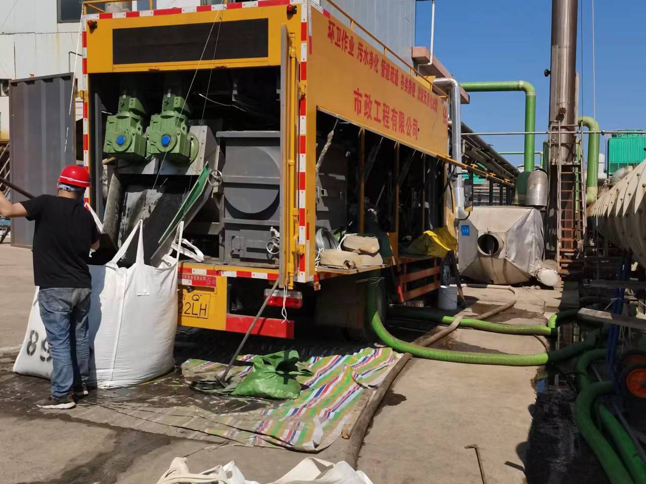 番阳镇淤泥压干处理